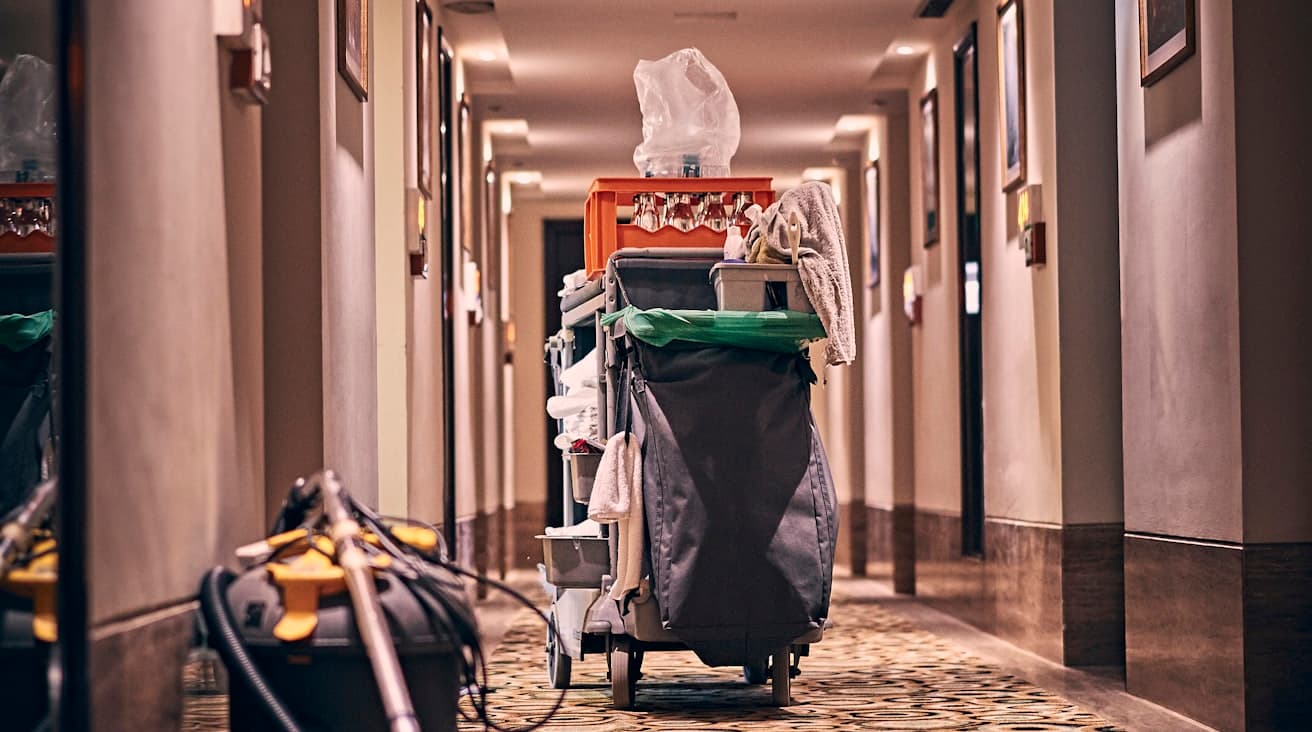 Chariot d'étage dans un couloir d'hôtel, la checklist de recouche à portée de main