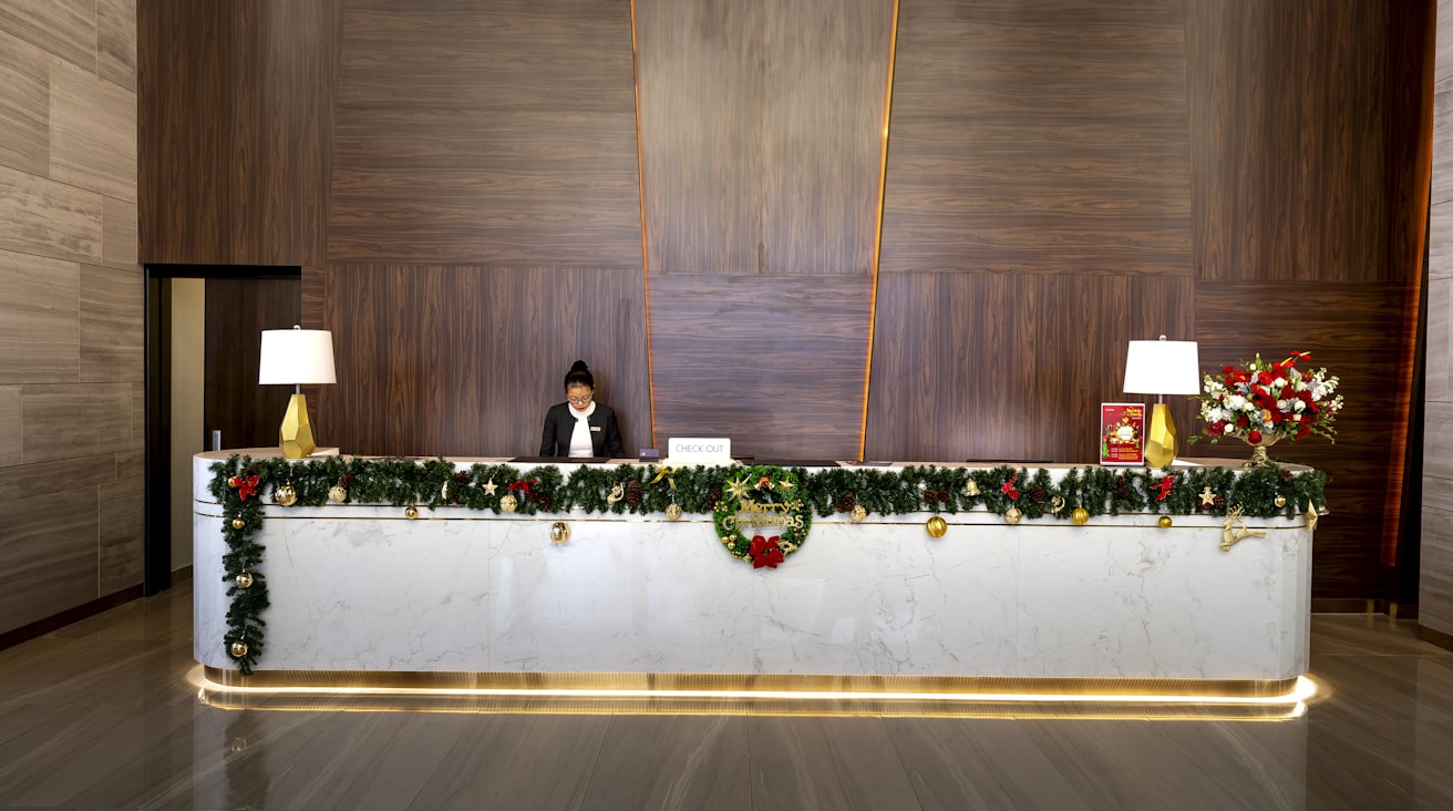Une réceptionniste au poste de travail, sur le PMS