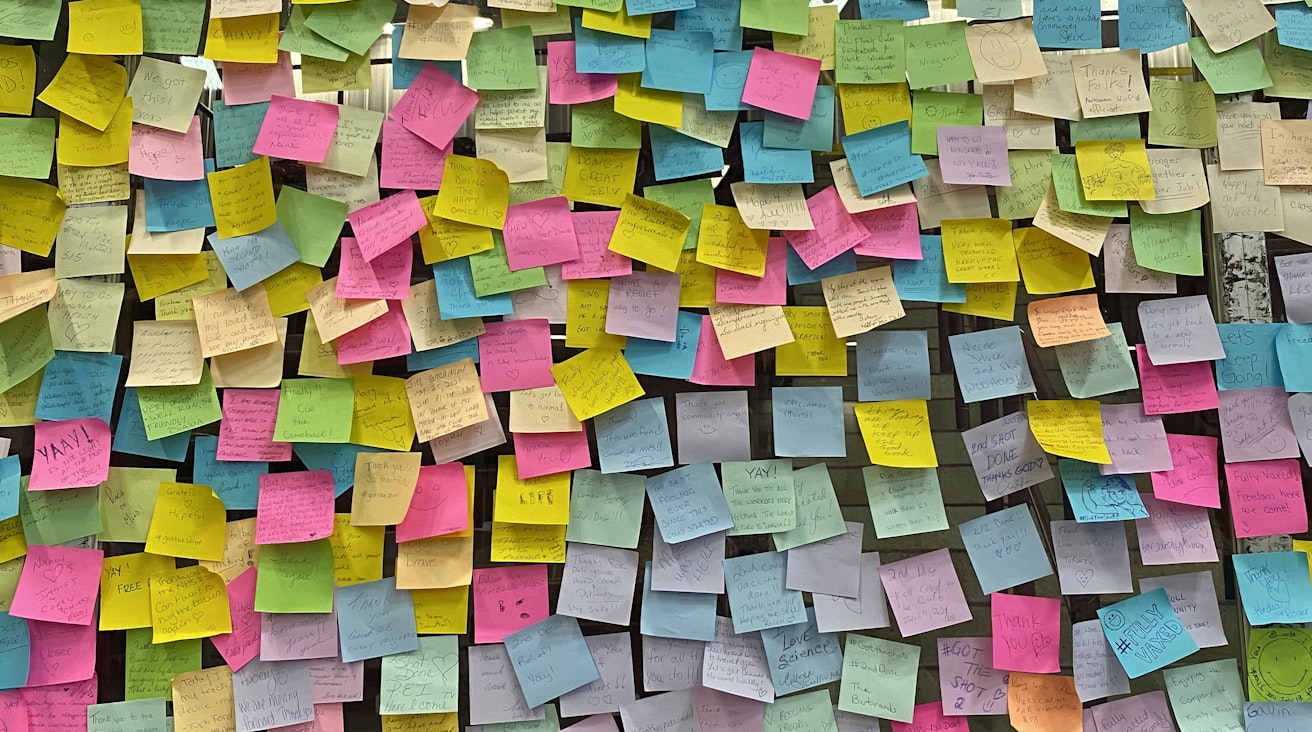 A wall of sticky notes: the frictions recorded on the floor